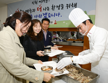 최경식 시장, 청내 구내식당 점심 배식 봉사