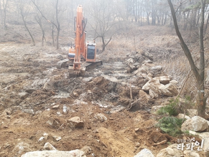 불법 폐기물 매립이 확인된 전북 남원시 사매면의 매실밭 성토 작업 현장./사진=독자제공