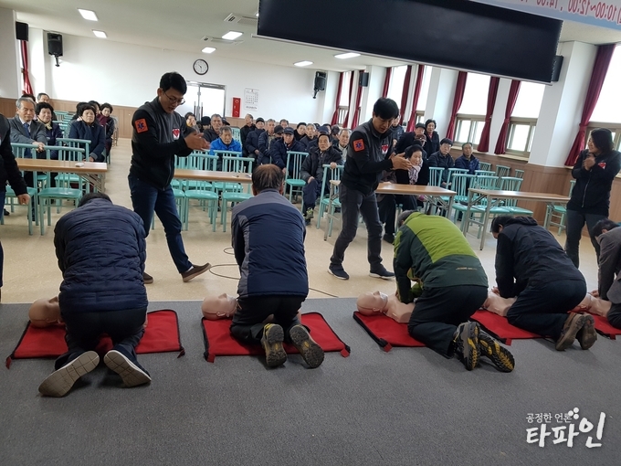 2019년 2월 진행된 노인재능나눔활정지원사업 사전 교육에 참여한 노인분들이 EFR안전교육센터엣 심폐소생술을 배우고 있다./사진=대한노인회 남원시지회