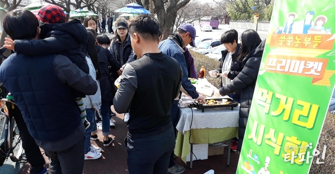 전북 남원시 광한루원 앞 요천변에서 열리는 강소농 출신들의 프리마켓 '쑥쑥농부들'./사진=남원시