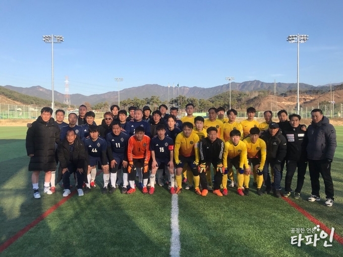 2019년 3월 24일 2019 남원거점스포츠클럽 FA컵 축구대회 결승전을 앞두고 남원 칼라FC와 남원생활FC가 기념사진을 찍고 있다./사진=전북남원시축구협회
