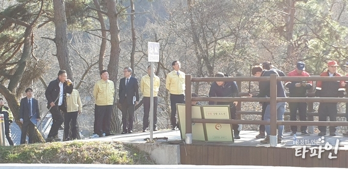 2019년 4월 3일 오후 4시 10분께 전북 남원시 대강면 사석리 청계동교에 임시 마련된 산불현장 상황실에 방문한 이환주 남원시장이 산불이 난 고리봉을 보고 있다./사진=이상선 기자