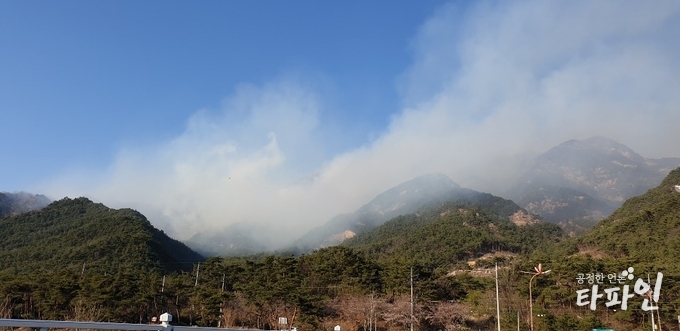 2019년 4월 3일 오후 5시12분께 전북 남원시 사매면 사석리 고리봉에서 화재가 발생한 지 3시간여가 넘게 지났지만 여전히 많은 연기가 발생하고 있고 강한 바람으로 낮게 깔리고 있다./사진=이상선 기자