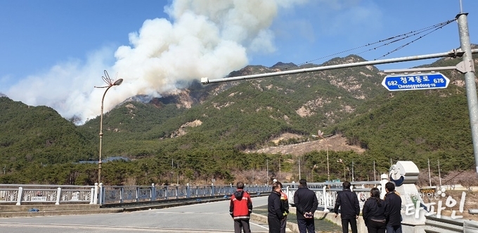 2019년 4월 3일 오후 5시 35분께 전남 곡성군 공무원들이 전북 남원시 대강면 사석리 고리봉에서 발생한 화재를 바라보고 있다./사진=이상선 기자