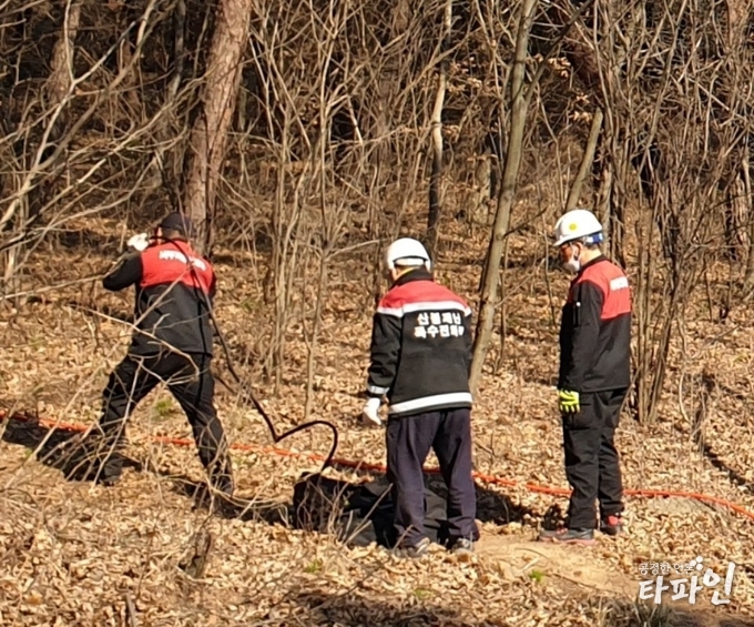 2019년 4월 3일 오후 4시께 남원시 대강면 사석리 고리봉에서 발생한 화재 진압을 위해 인근 야산에서 장비를 준비하고 있는 산불재난특수진화대./사진=이상선 기자