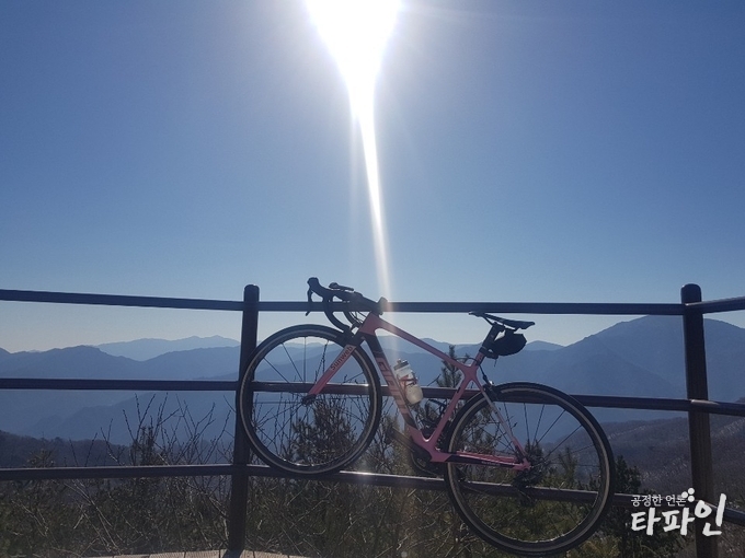 2019년 4월 3일 오전 전북 남원시 산내면 정령치(1,172m) 풍경을 즐기고 있는 것처럼 난간에 자전거가 걸쳐 있다./사진=최봉오 기자