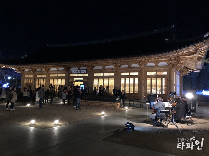 2019년 4월 2일 전북 남원예촌 사랑마루 야외 잔디마당에서 제114회 춘향골 아카데미행사가 진행되는 가운데 버스킹 공연 펼쳐졌다./사진=남원시