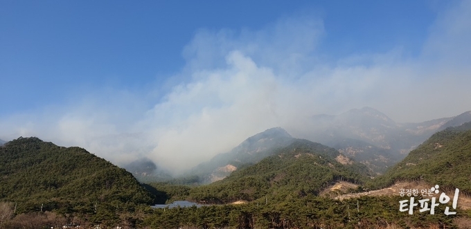 2019년 4월 3일 오후 5시12분께 전북 남원시 대강면 사석리 고리봉에서 화재가 발생한 지 3시간여가 넘게 지났지만 여전히 많은 연기가 발생하고 있고 강한 바람으로 낮게 깔리고 있다./사진=이상선 기자