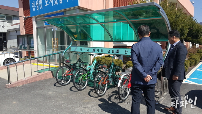 전북 남원시 아영면사무소 앞에 비치된 무료 자전거로 '흥부골' 아영면 자전거 투어를 즐길 수 있다./사진=전북 남원시