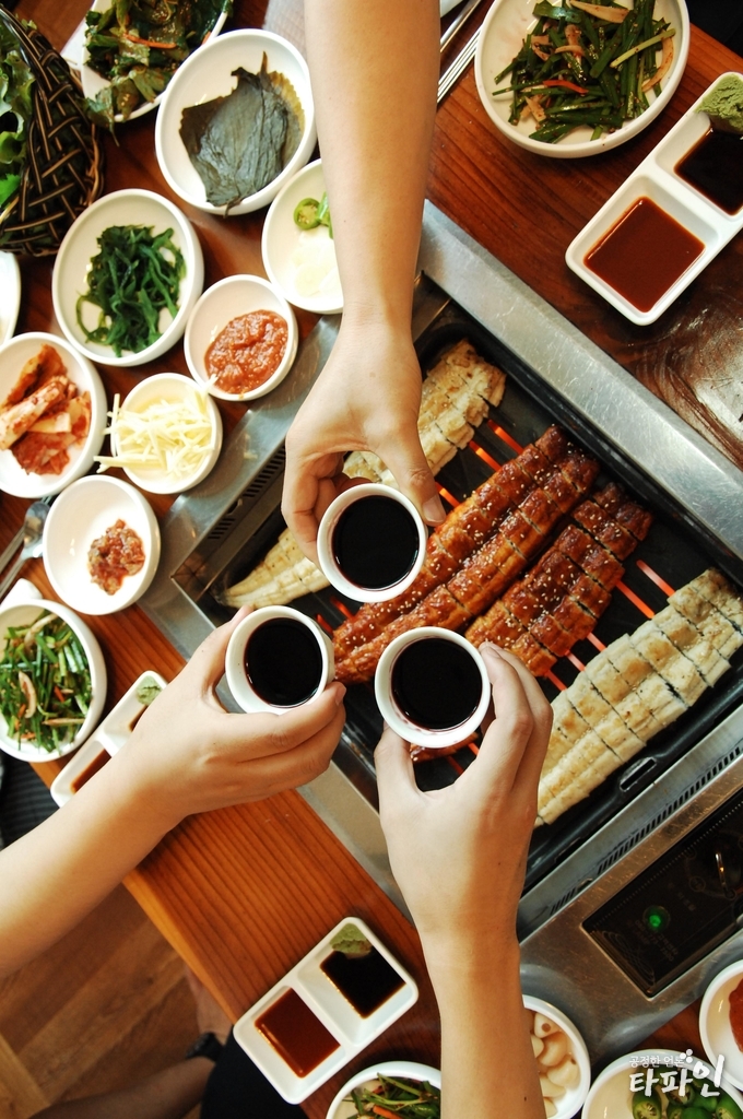 전북 고창군 풍천장어는 고창을 대표하는 특산물 중 하나로 유달리 담백하고 구수하다. 복분자술과 곁들이면 콜레스테롤 대사를 촉진시켜 주고 풍천장어에 함유된 비타민 E와 혼합돼 동맥경화, 암, 노화억제, 피로회복 등에 탁월한 효과가 있다고 알려져 있다./사진=전북 고창군