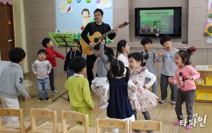전북 남원시보건소 정신건강복지센터가 지역 교육시설 아동들을 대상으로 중독 예방프로그램인 '달콤벌레와 아기돼지 삼남매' 운영을 통해 올바른 습관 형성을 돕고 있다./사진=남원시