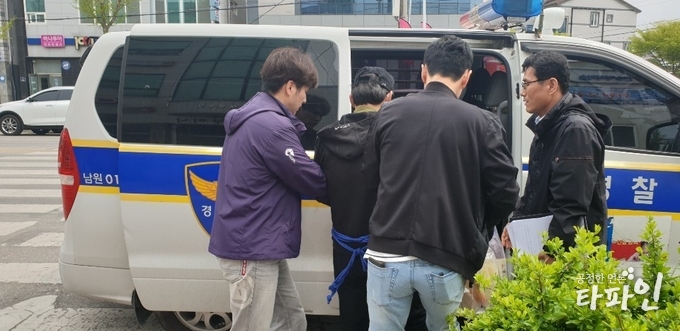 2019년 4월 19일 오전 11시 18분께 전북 남원시 시청로 한 사무실에서 현장검증을 마친 김씨를 경찰이 호송차에 태우고 있다./사진=이상선 기자