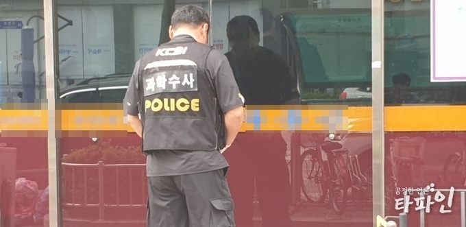 2019년 4월 19일 오전 9시 45분께 전북 남원시 시청로 한 사무실에서 지난 13일 오전 발생한 동숙 여성 사망 사건에 대해 남원경찰이 현장검증을 실시하고 있다./사진=이상선 기자