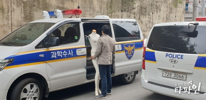 2019년 4월 19일 오전 11시 20분께 전북 남원시 충정로 한 모텔에서 지난 13일 오전 발생한 동숙 여성 사망 사건에 대해 남원경찰이 현장검증을 실시하고 있다./사진=이상선 기자