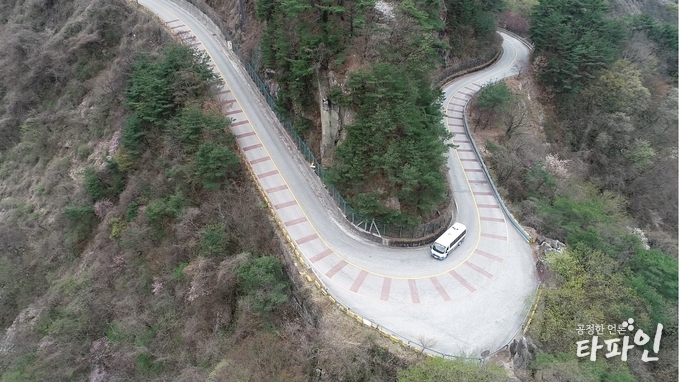 2019년 4월 23일 전북 남원역과 지리산 정령치를 오가는 '지리산 정령치 순환버스'가 지방도 737번를 오르고 있다. 정령치 순환버스는 지난 4일 개통했다./사진=독자제공