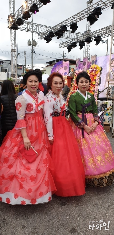 2019년 4월 26일 오후 전북 남원시 공설시장에서 진행되는 '남원 월매 야시장' 개막식에 앞서 공식 월매로 선정(왼쪽부터)된 강은영(공설시장 사무실 사무장), 김길자(공설시장 상인), 김공순(공설시장 상인)씨가 포즈를 취하고 있다./사진=최봉오 기자