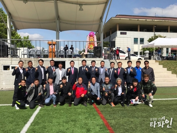 2019년 4월 27일 전북 남원시 이백문화체육센터 축구장에서 열린 ‘2019 제1회 동부권 6개시·군 축구대회’ 개막식에 참석한 내빈들과 축구협회 관계자들이 기념사진을 찍고 있다../사진=전북 남원시축구협회 김광수 재무이사