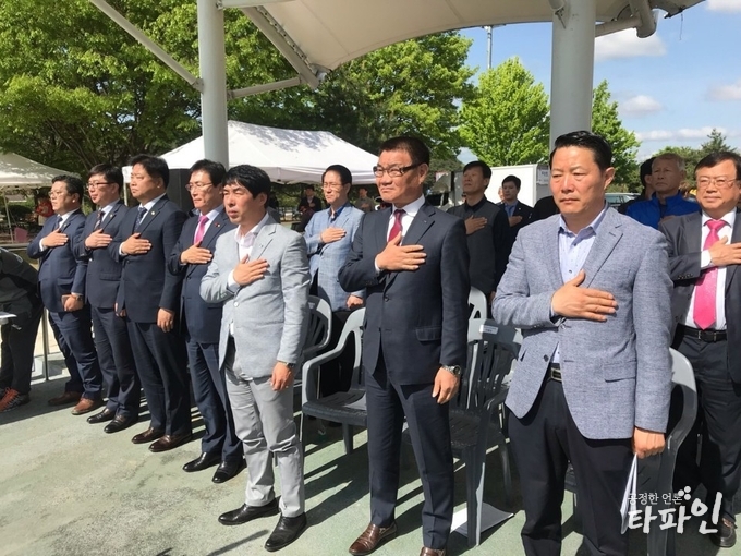 2019년 4월 27일 전북 남원시 이백문화체육센터 축구장에서 열린 ‘2019 제1회 동부권 6개시·군 축구대회’ 개막식에 참석한 내빈들./사진=전북 남원시축구협회 김광수 재무이사