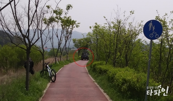 2019년 5월 1일 낮 12시께 전북 전주시 완산구 삼천자전거길 중간에 보행자와 자전거 통행을 알리는 표지판이 있지만 한 트럭(빨간색 점선 원 안)이 도로를 가득 채운 채 달리고 있다./사진=독자제공