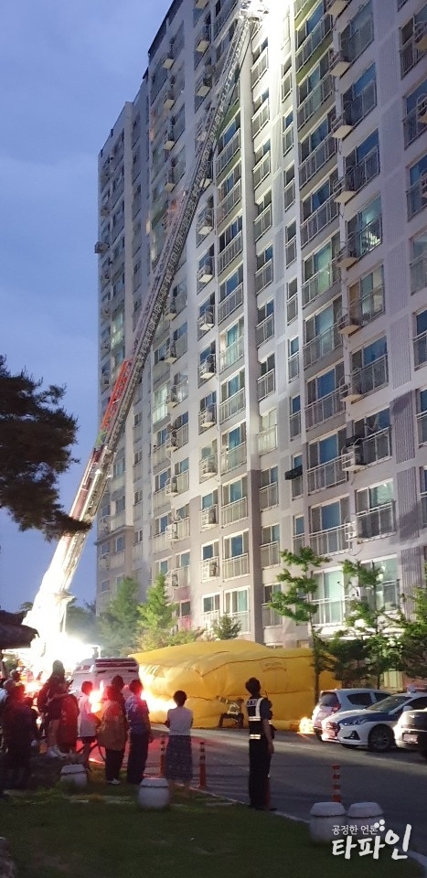 2019년 5월 17일 오후 7시30분께 전북 남원시 한 아파트 13층에서 투신을 시도하는 남성을 구조하기 위해 119구조대가 아파트 화견에 에어매트를 설치하고 사다리차 등을 동원하고 있다./사진=독자제공