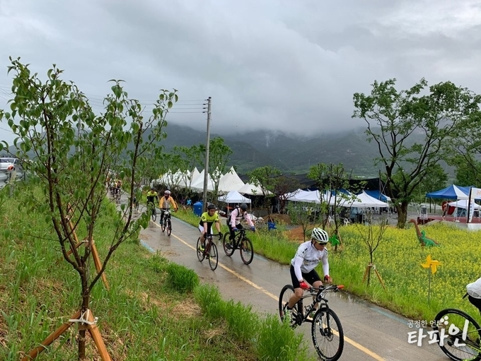 2019년 5월 18일 오전 전북 남원시 대강면 사석리 ‘섬진강’ 특설무대를 출발하고 있는 ‘섬진강변 50일 꽃길라이딩’ 참가 동호인./사진=이상선 기자
