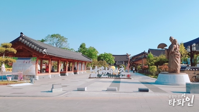 2019년 5월 22일 오후 전북 남원시 광한북로 17번지에 조성된 남원예촌과 푸른빛의 하늘을 배경으로 춘향과 이도령의 사랑을 표현하는 동상이 눈길을 사로잡고 있다./사진=이상선 기자