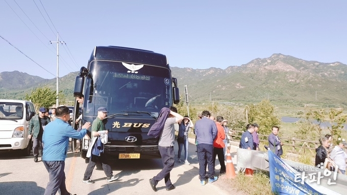2019년 5월 21일 오후 4시께 전북 남원시 대강면 ‘섬진강 대강 유채꽃 농업경관 축제’ 행사장에 관광버스 3대로 나눠탄 경기지역 교장단이 방문하면서 양인환 남원시 대강면장(왼쪽)이 직접 차량 통제에 나서고 있다./사진=이상선 기자