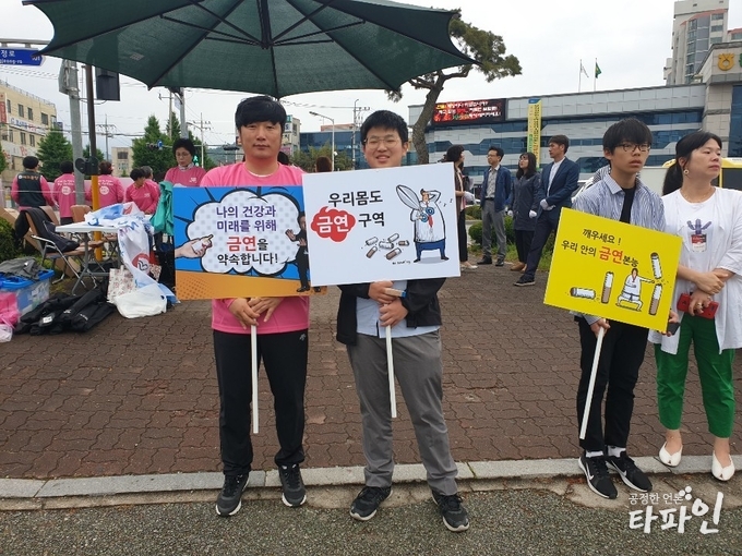 2019년 5월 31일 오전 7시부터 2시간 동안 전북 남원시에서 열린 제32회 세계 금연의 날을 기념한 남원시 흡연예방 건강증진 자율단 발대식에 참석한 남원시 도통동에 사는 김은수(44)씨와 아들 김회상 학생(남원 제일고)이 금연을 다짐하는 포즈를 취하고 있다./사진=독자제공