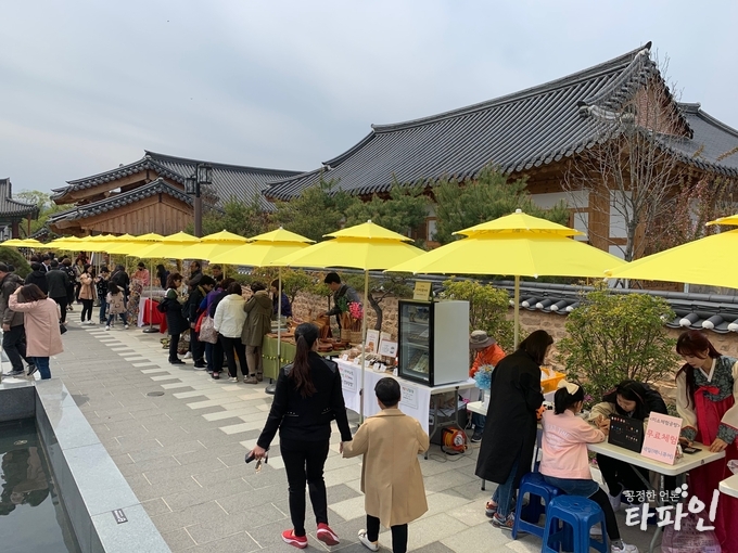 전북 남원예촌 인근에서 매월 2차례 주말에 열리고 있는 화관광형 장터 ‘꽃담장’을 찾은 관광객과 시민들이 부스를 돌아보고 있다./사진=남원