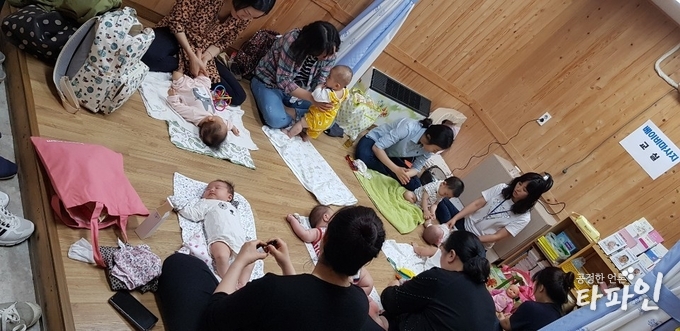 전북 남원시보건소에서 운영하고 있는 베이비마사지 교실에 참여한 아이와 엄마들이 마사지 요령을 배우고 있다./사진=전북 남원