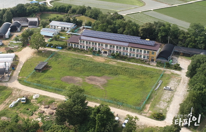 전북 남원시 송동면 연산리에 위치한 옛 두동초등학교가 전북도에서 올해 처음 시행하는 ‘전북형, 햇살가득 농촌 재생 프로젝트’ 공모사업에 선정돼 ‘햇살가득 섬진강 섬섬옥주 6차 산업화 사업’을 통해 양조시설과 캠핑장 조성 등을 갖출 예정이다./사진=전북 남원시