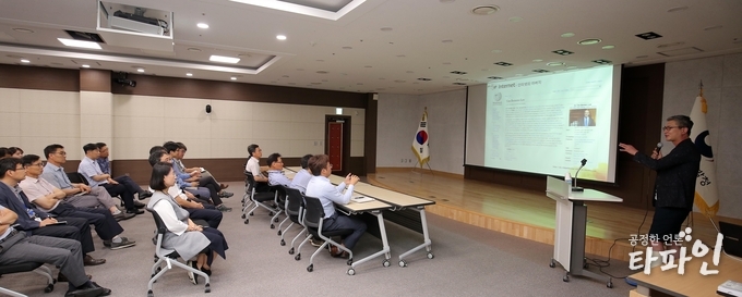 2019년 6월 24일 새만금개발청은 한국과학기술정보연구원 황명권 선임연구원을 초빙해 전 직원을 대상으로 '빅데이터를 활용한 공공데이터 개방'을 주제로한 강연을 진행하고 있다./사진=새만금개발청.