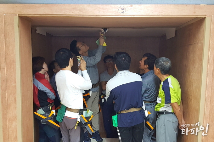 전북 순창군 구직자들이 취업역량 강화를 위해 직업교육훈련 일환으로 도배와 장판 교육을 받고 있다./사진=전북 순창군