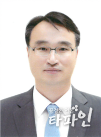 송하진 전북도지사가 기자출신 비서실장을 임명했다./전북도