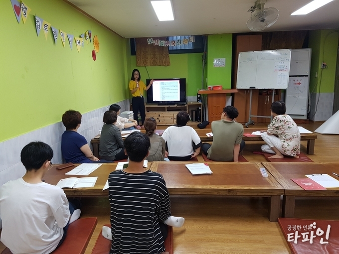 9일 전북 순창지역아동센터에서 지역 아동센터종사자 10명을 대상으로 세이브더칠드런서부지부의 협조를 얻어 아동안전보호정책에 대해 2시간에 걸쳐 교육을 진행했다./사진=순창군