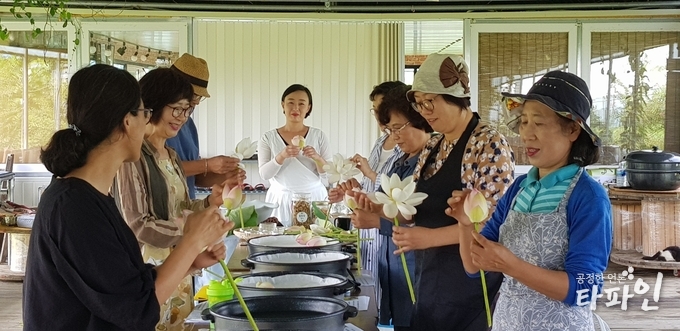 전북 순창군이 17일 치유농장 10여 농가를 대상으로 꽃차소믈리에 교육을 지난 3일 첫 회를 시작으로 9월까지 총 12회에 걸쳐 진행한다고 밝혔다./사진=순창군