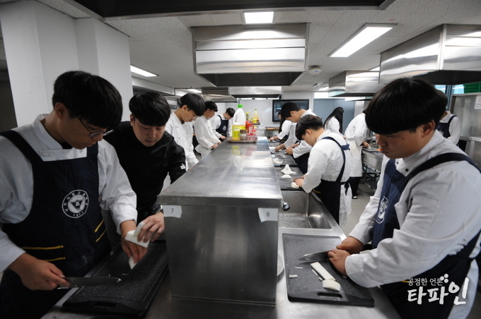 국방부 군 특성화고등학교에 최정 지정된 전북 남원제일고등학교 조리제빵과 학생들이 실습을 하고 있다./사진=전북 남원시