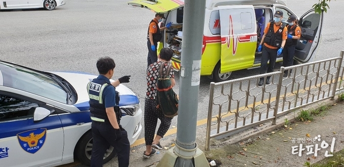 구조된 남성이 "죄송하다"며 구급차에 오르고 있다./타파인