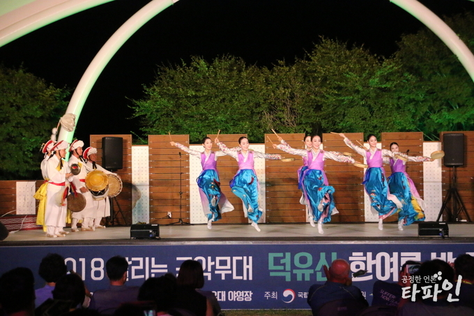 국립민속국악원이 오는 8월 2일(금)~ 3일(토) 오후 8시 무주 덕유산 국립공원 덕유대 야영장 대집회장 특설무대에서 ‘달리는 국악무대’ 공연을 개최한다고 밝혔다./국립민속국악원(기사와 연관성 있음)