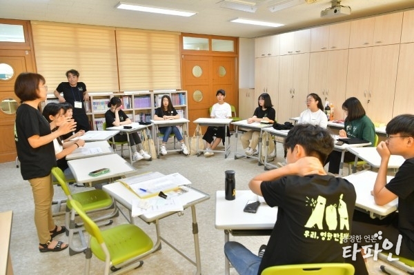 29일 전북 순창군은 순창교육지원청 영재교육원 2층에서 지역 청소년 11명을 대상으로 2주간에 걸쳐 `우리 영화 만들자!` 영화캠프의 첫 강의를 진행했다. /순창군