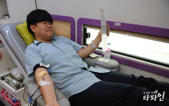 2019년 8월 7일 전북 남원시청 주차장에서 진행된 사랑의 헌혈 행사에서 75회째 헌혈을 하고 있는 남원시 홍보전산과 박대인 주무관. /사진=전북 남원시