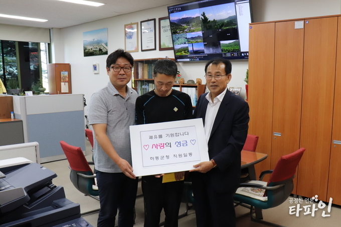 경남 하동군청 직원들이 지난달 30일 암 등으로 투병 중인 직원 3명에게 성금 1050만원을 전달하며 뜨거운 동료애를 보였다./사진=하동군