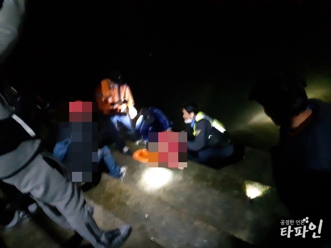 12일 오후 10시 14분쯤 전북 군산시 야미도의 한 계단에서 출동한 해경이 실족해 바다로 빠진 70대 여성을 구조하고 있다.