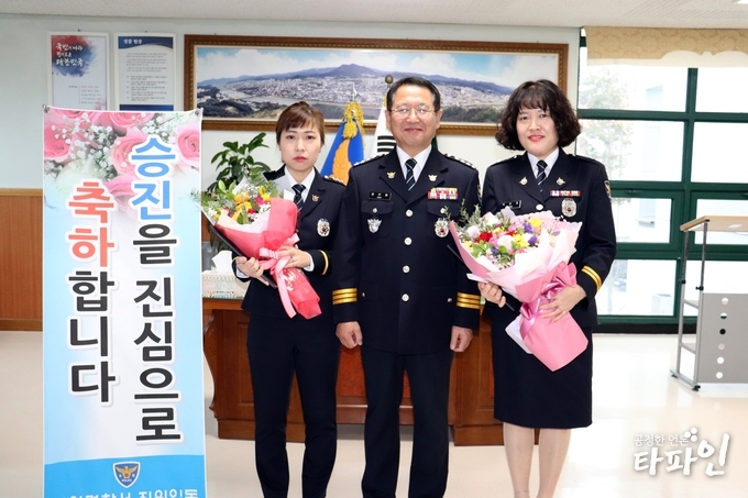3일 전북 남원경찰서가 박민정 경위(오른쪽 첫번째) 등 2명에 대한 승진 임용식을 가진 뒤 기념촬영을 하고 있다.(남원경찰서 제공)2020.2.3/타파인