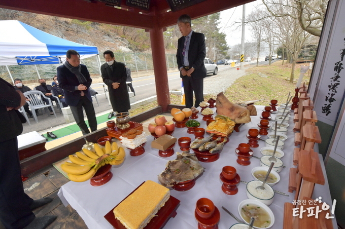 전북 순창 쌍치면민회(회장 송진원)가 지난 1일 쌍치면 영광정에서 ‘영광정 8인 의사 추모제’를 유족과 쌍치면 사회단체장 등 20여명이 참석한 가운데 진행했다고 2일 밝혔다. 사진은 황숙주 순창군수가 헌관 헌작 후 분양을 하고 있다. (순창군 제공)2020.3.2/타파인