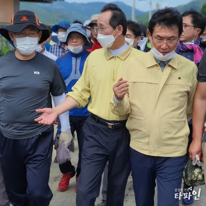 13일 오전 주호영 미래통합당 원내대표와 전국에서 모인 당원 300여명이 전북 남원시 금지면 용전마을을 찾아 수해복구 상황에 대해 송하진 전북지사와 이환주 남원시장의 설명을 듣고 있다.(타파인DB)2020/8.13/타파인