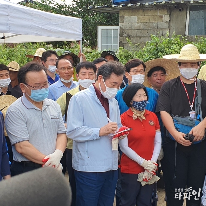 12일 오전 이낙연, 김부겸, 박주민 더불어민주당 당대표 후보가 전북 남원시 금지면 하도마을을 찾아 수해복구 상황에 대해 이환주 남원시장에 설명을 듣고 있다.(타파인DB)2020/8.12/타파인