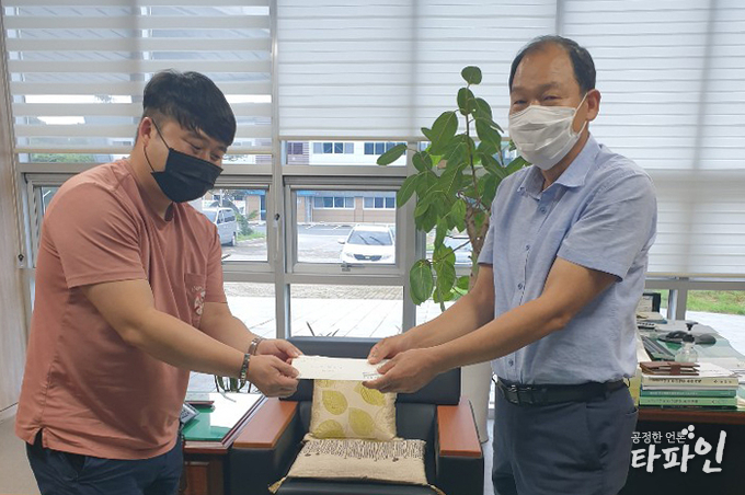 (유)한성토건 오춘두 대표가 지난 2일 전북 순창 풍산면 주민을 위해 써달라며, 풍산면 지역사회보장협의체에 200만원의 수재의연금을 기탁했다.(순창군 제공)2020.9.3/타파인
