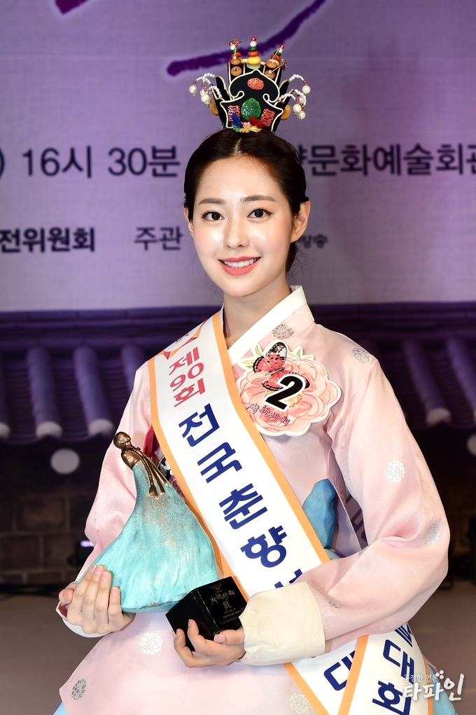 10일 전북 남원시 춘향문화예술회관 대강당에서 무관중으로 치러진 제90회 춘향선발대회에서 신슬기(23·서울시·서울대 기악과 재학)양이 '미스춘향 진'의 영예를 차지했다.(남원시 제공)2020.9.10/타파인