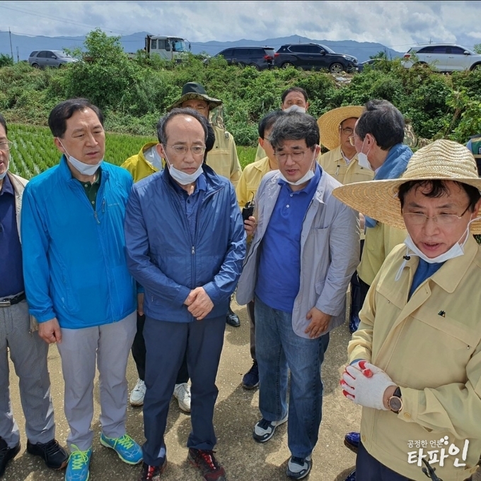 지난 8월 12일 오후 전북 남원시 금지면 귀석리 금곡교 제방이 붕괴된 현장에서 이환주 남원시장이 국민의힘 예결위소속 의원에게 현장 상황에 대해 설명하고 있다.(타파인DB)2020.8.12/타파인